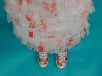 Osoba zabalená v plastových sáčcích